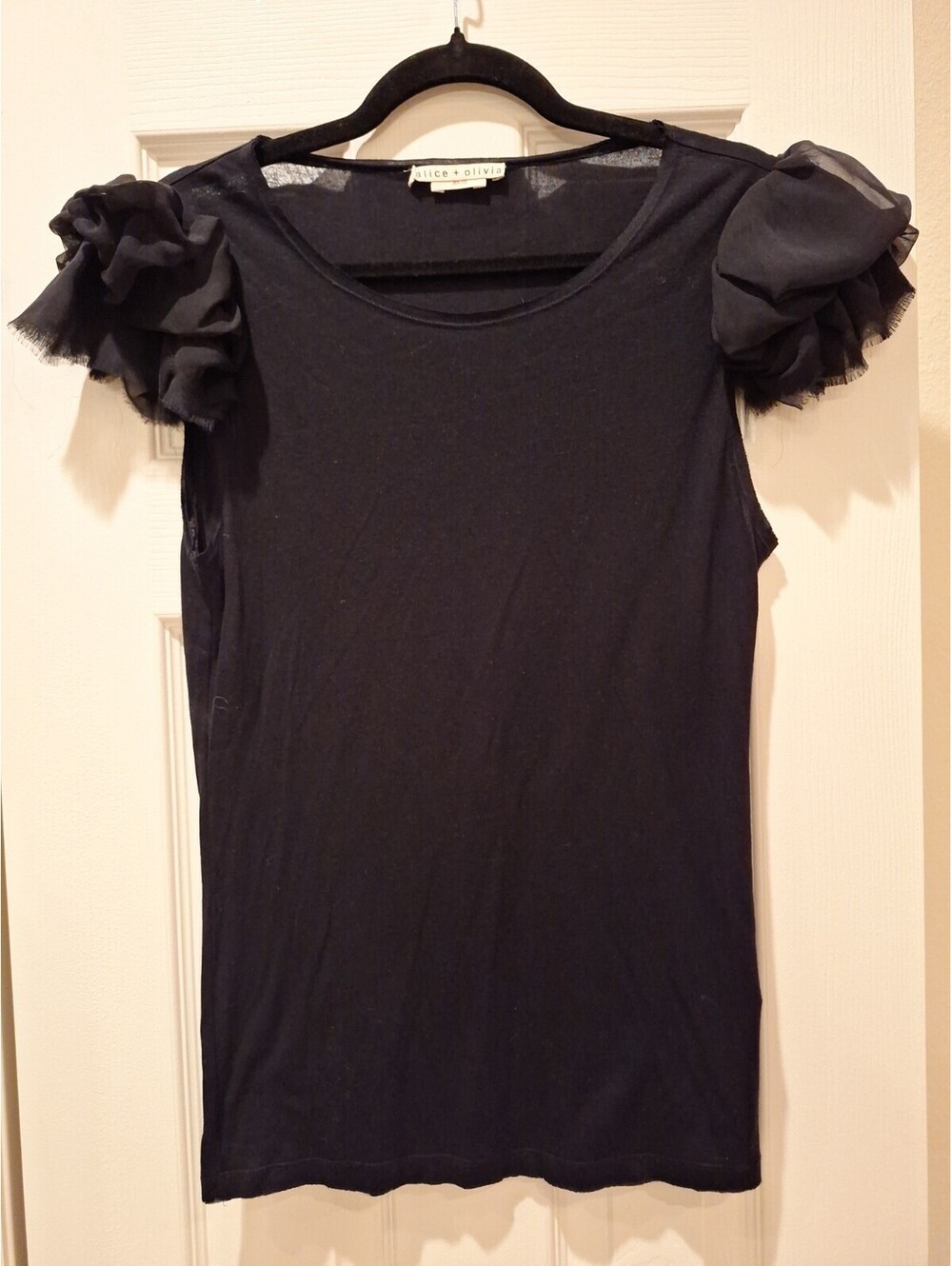 Alice + Olivia Base - Black knit cap sleeves tshirt - Medium